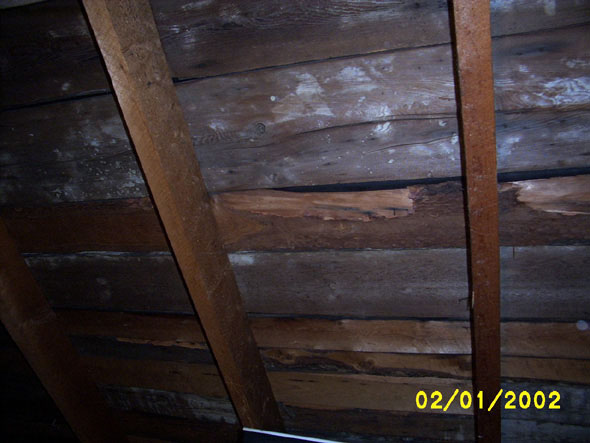 With large gaps between the roofing lumber, intact roofing material is essential.